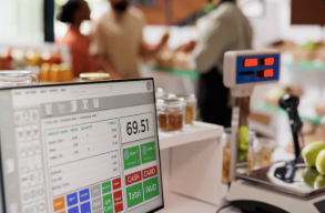 Caisse enregistreuse tactile utilisée dans un commerce alimentaire.